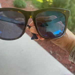 Gucci sunglasses worn 3 times.Excellent condition. No scratched